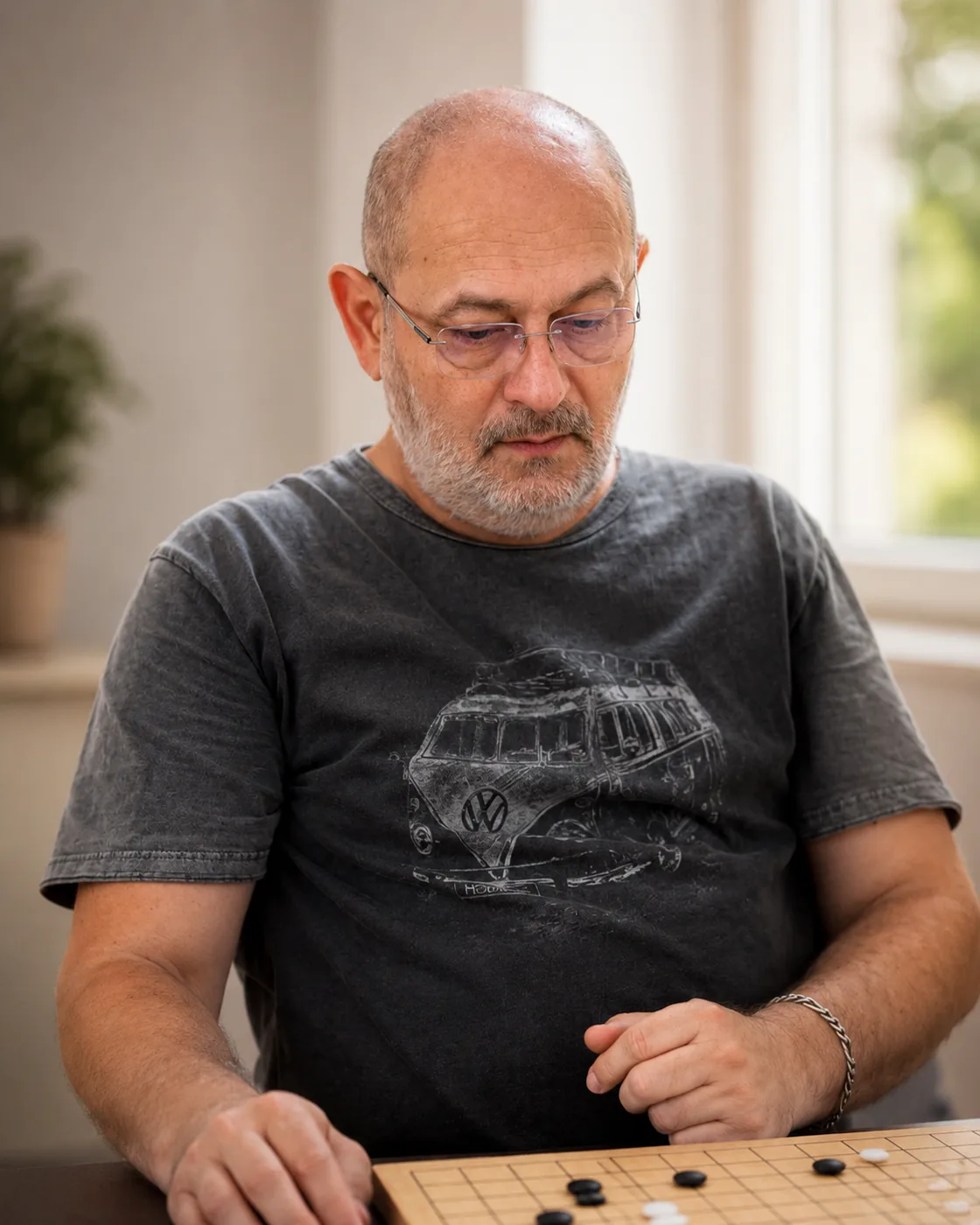 Liviu Oprișan în timpul unei partide de Go